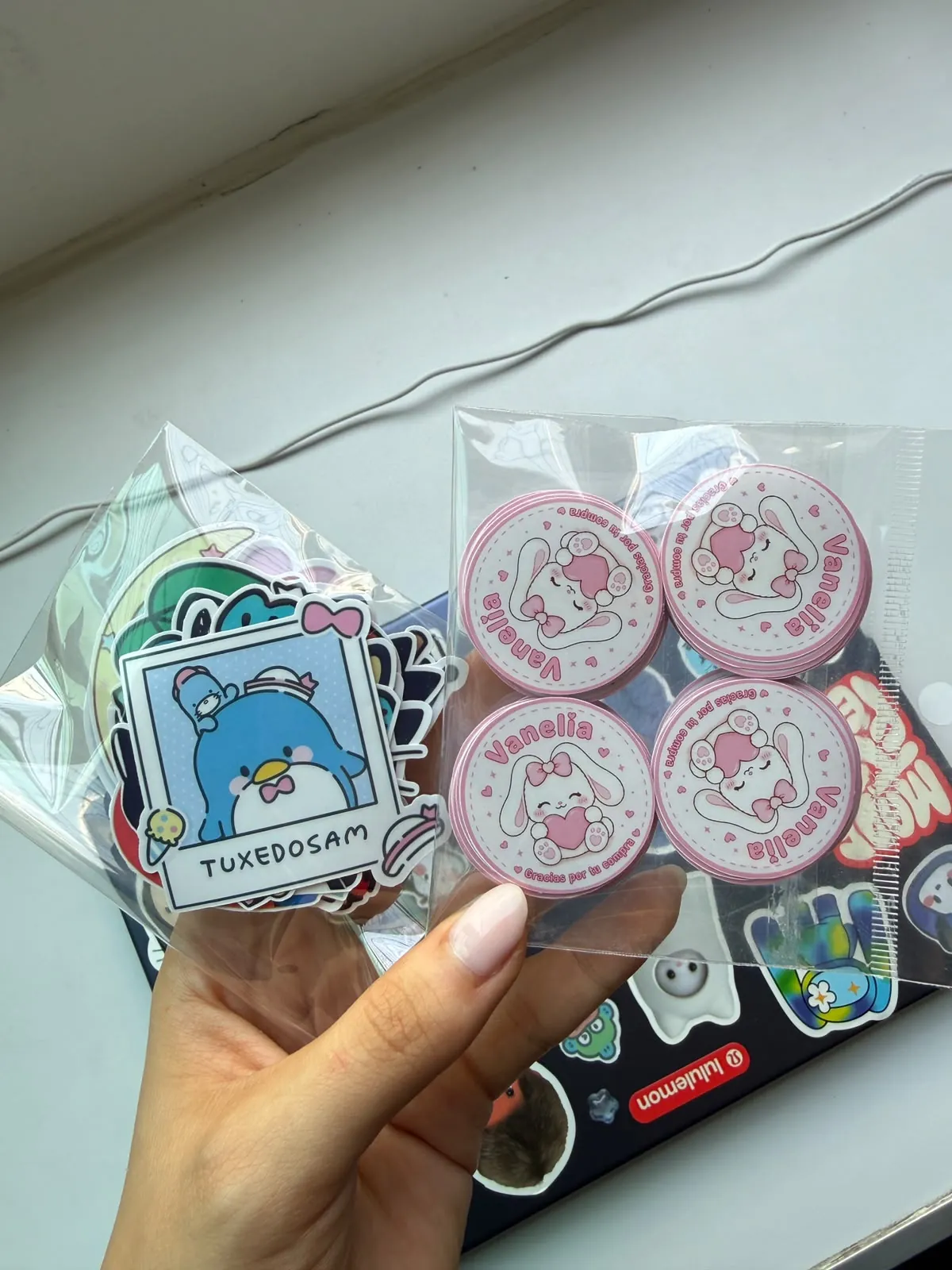 Bolsa de stickers de Tuxedosam junto con stickers circulares del logo personalizado Vanelia