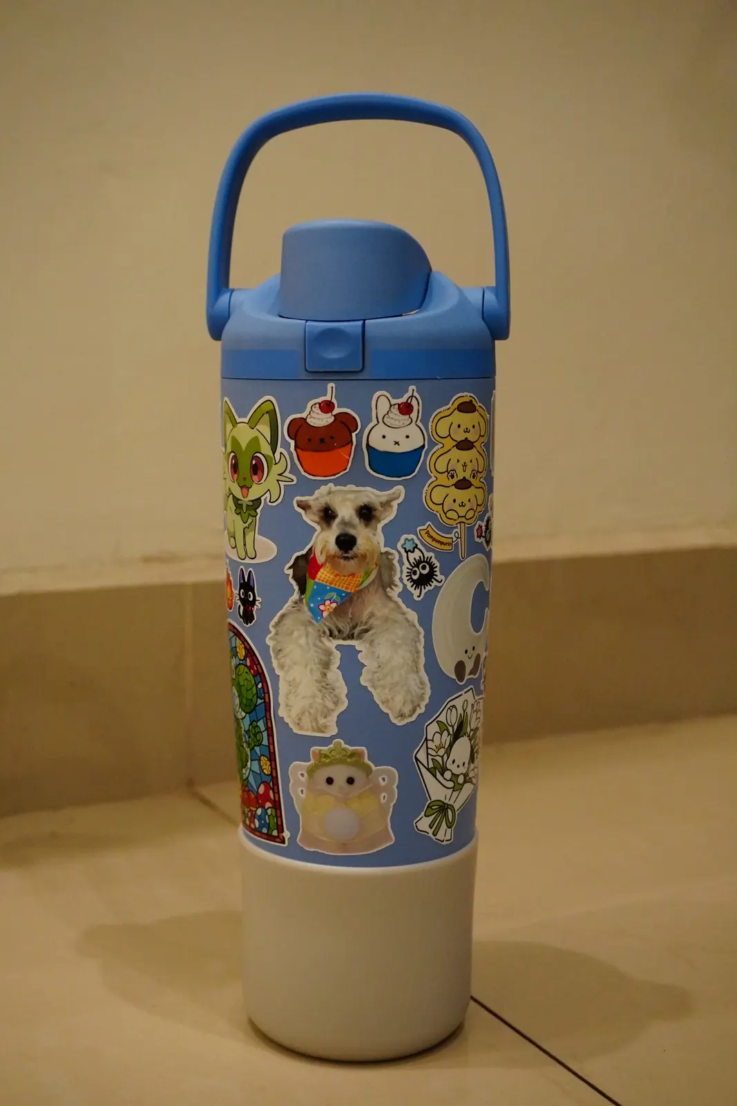Botella azul decorada con stickers de vinil: un Schnauzer hecho con foto real, Pompompurin, Sprigatito, Jiji y Pochacco