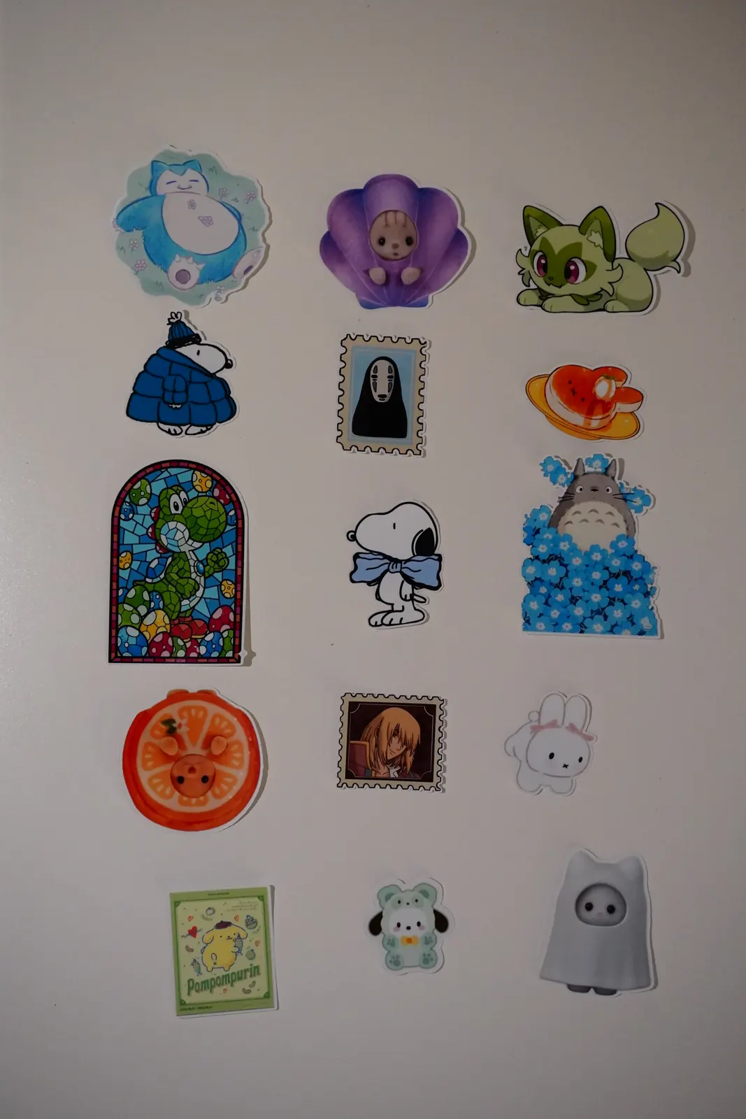 Planilla de stickers troquelados: Snorlax, Sprigatito, Snoopy, estampillas de Sin Cara y Howl, Totoro, Yoshi de vitral, Miffy y Pompompurin