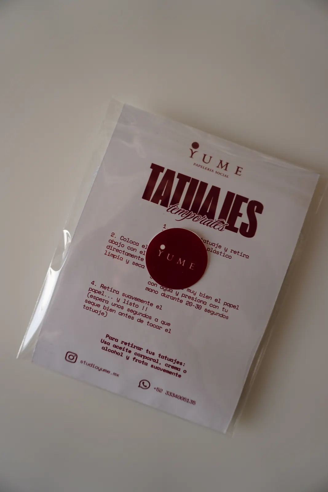Bolsa transparente con la tarjeta de instrucciones y la etiqueta redonda de Yume