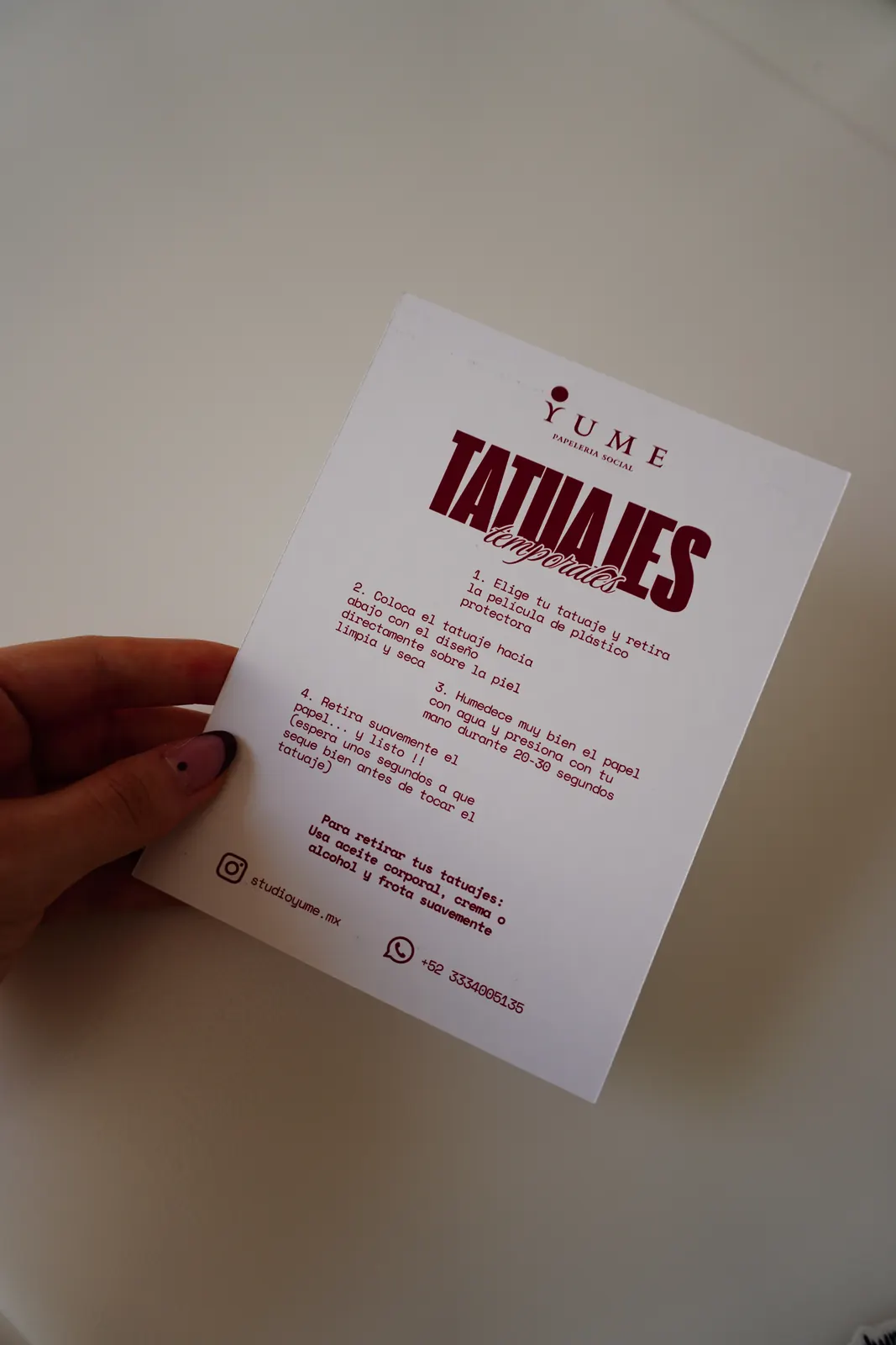 Tarjeta de Yume con los 4 pasos para aplicar y retirar los tatuajes temporales