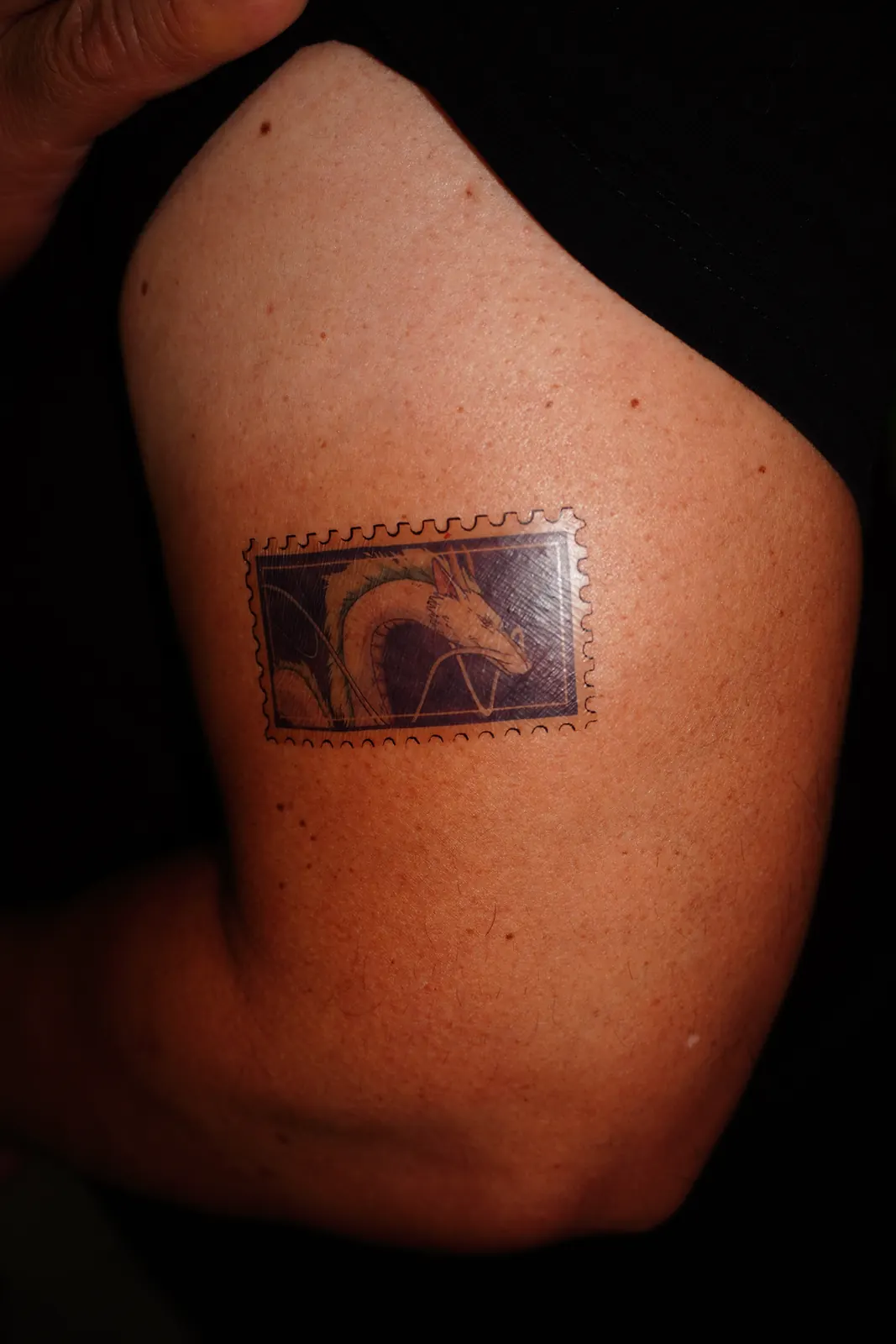 Tatuaje temporal en forma de estampilla con el dragón Haku (El viaje de Chihiro), aplicado en el brazo