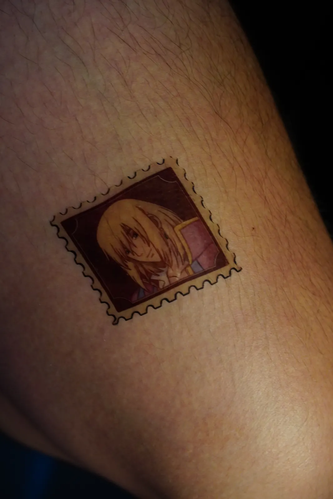Tatuaje temporal en forma de estampilla con Howl (El castillo ambulante), aplicado en la pierna